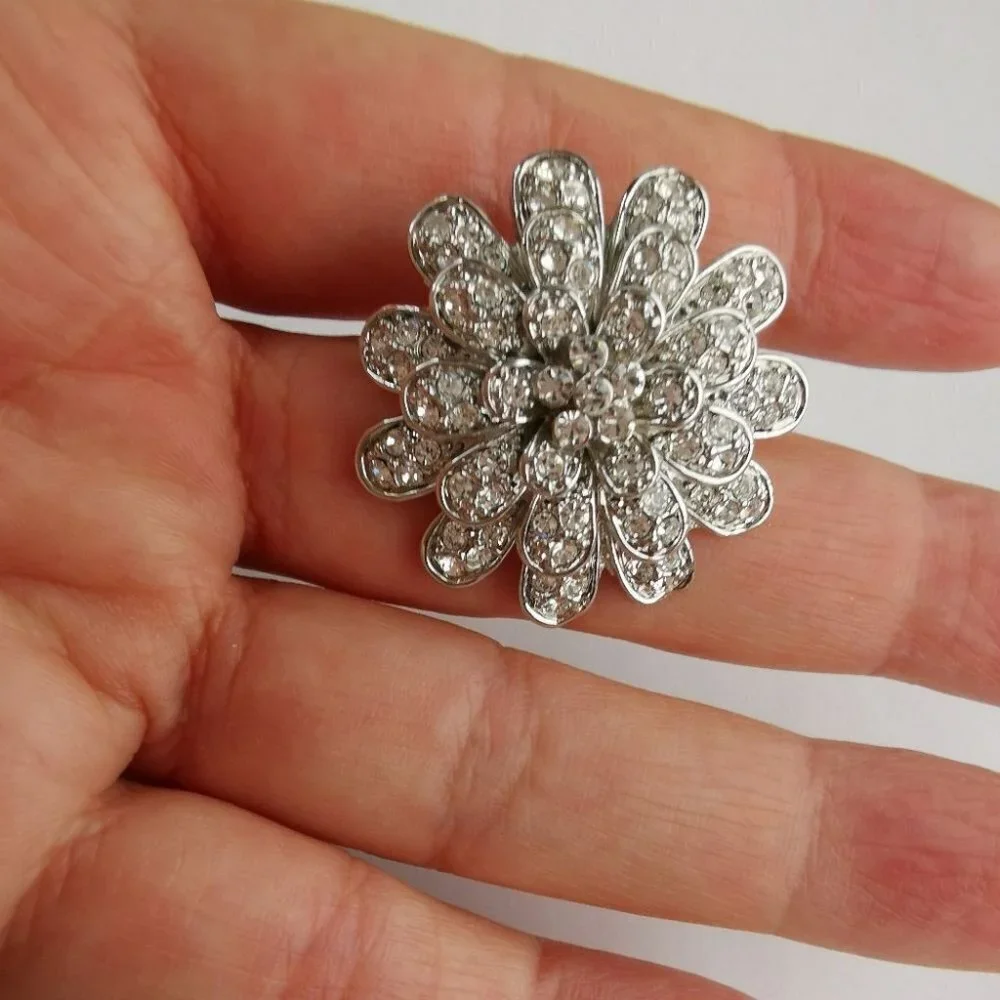ES flower brooch